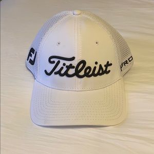 EUC Men’s Titleist Golf Hat- White